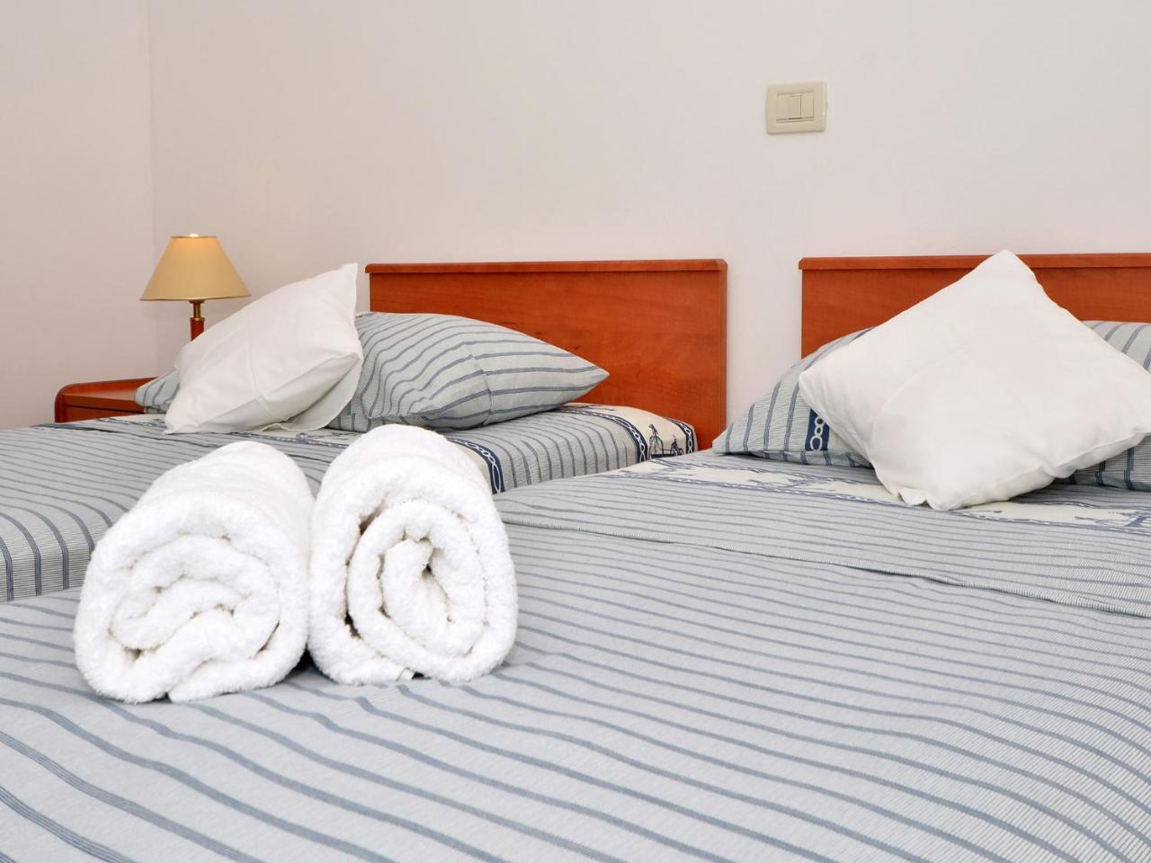 Apartments Nera Podstrana Luaran gambar